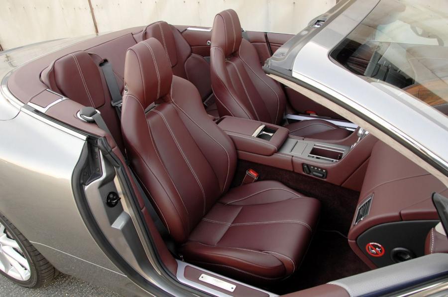 Интерьер Aston Martin DB9 Volante 2009 года  (фото 16 из 41)